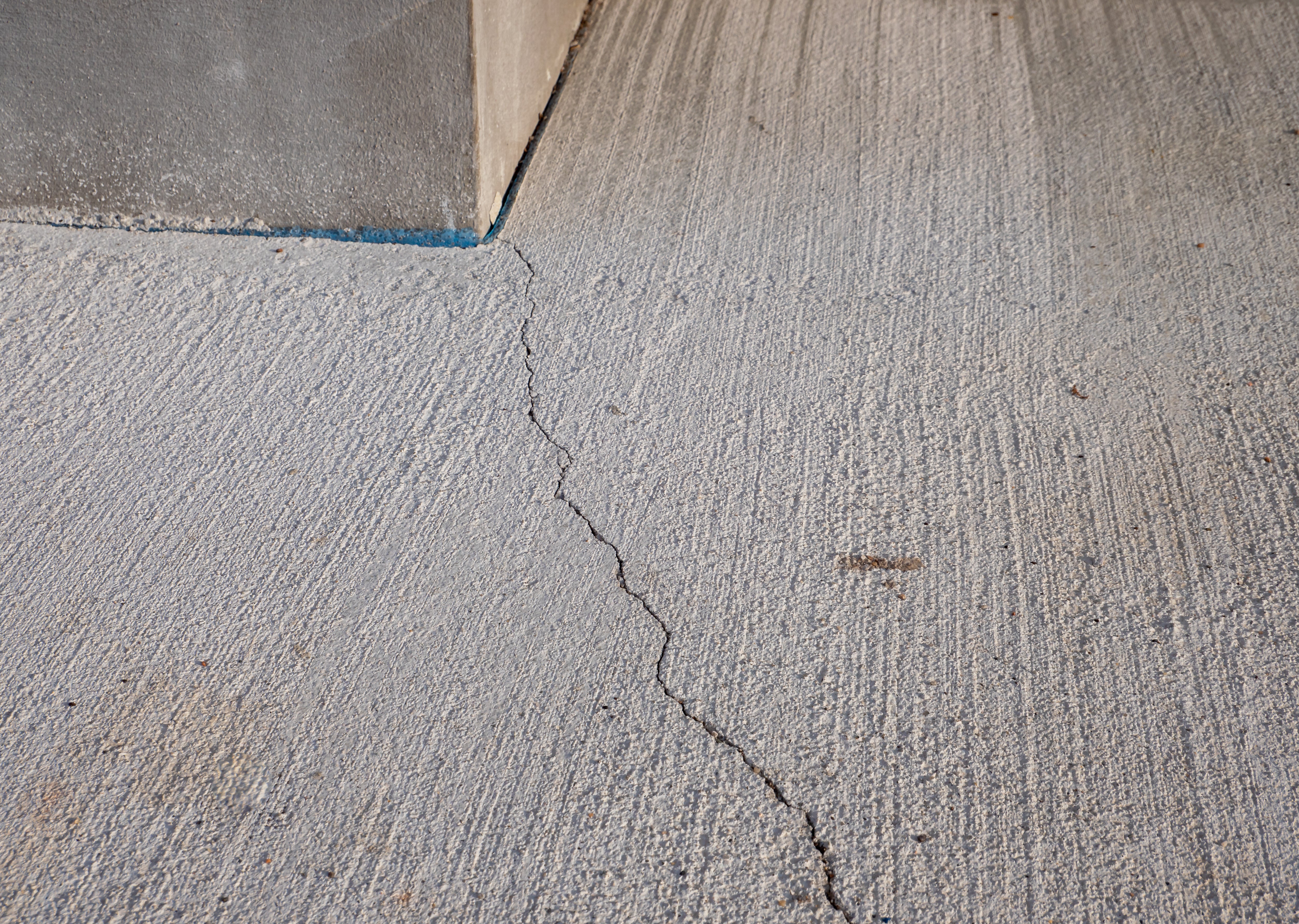 Rissbildung im Zuge der mobilen Estrichtrocknung vermeiden